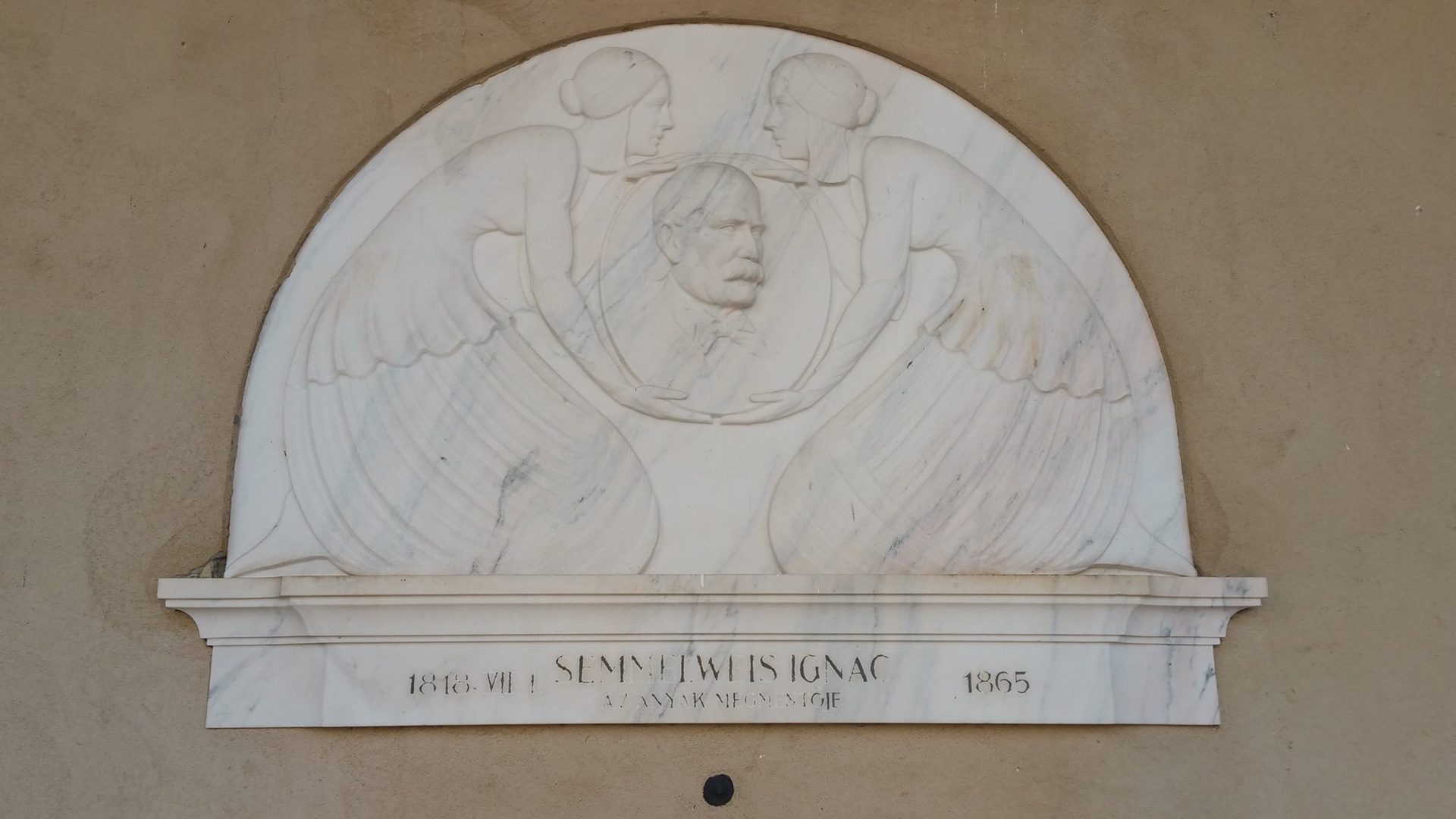 Ignaz Semmelweis' marble lunette, Szeged.jpg